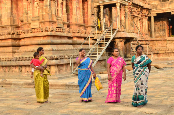 Femmes en sari  au temple d'Airavatesvara (Inde)