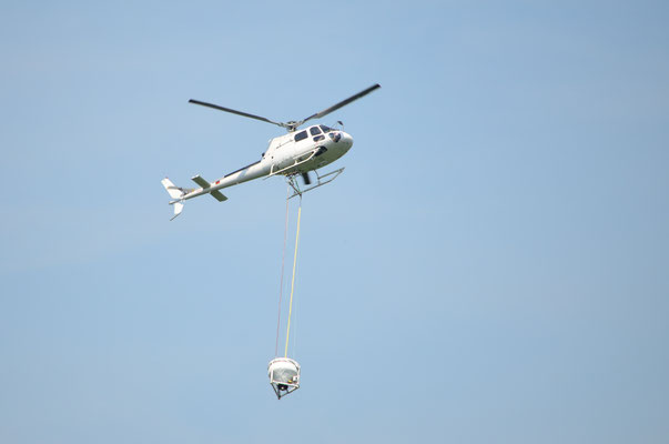 Hélicoptère transportant une nacelle (Alsace)