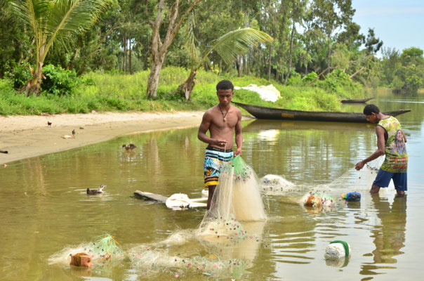 Pêcheurs dans le village d'Andranokoditra