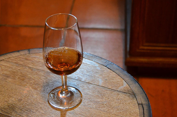Verre de vin de Madère (dégustation à la Quinta do Furão, Madère)