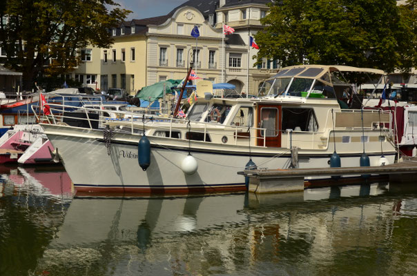 Bateau de plaisance (Port de plaisance de Mulhouse, sur le canal de l'Ill)
