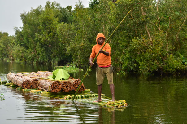 Radeau de bambous sur le canal des Pangalanes