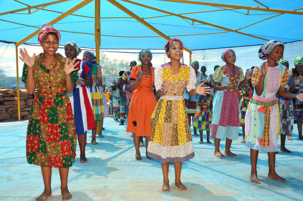 Chants et danses interprétés par des jeunes de la tribu des Namas