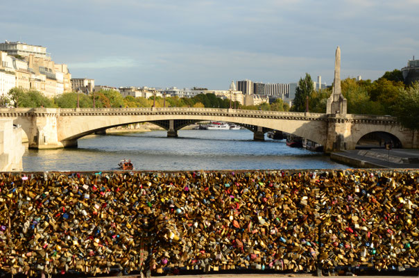 Pont des Arts, où les amoureux déposent un cadenas (Paris)