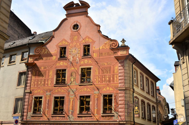 Maison peinte place du Temple Neuf