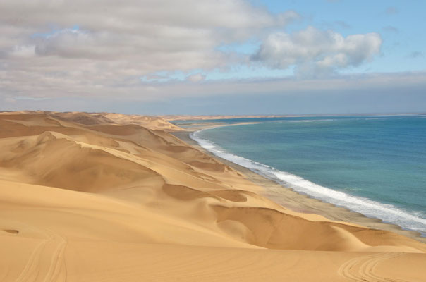 Dunes s'avançant vers l'océan, près de Swakopmund