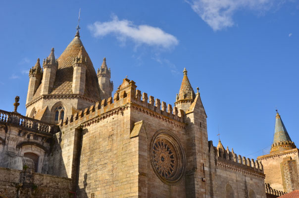 Cathédrale fortifiée d'Evora (Portugal)