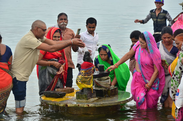 Cérémonie funéraire au bord de la mer (Dhanushkodi)