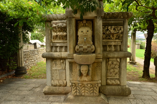 Fontaine construite à partir d'éléments antiques, Salona, Croatie