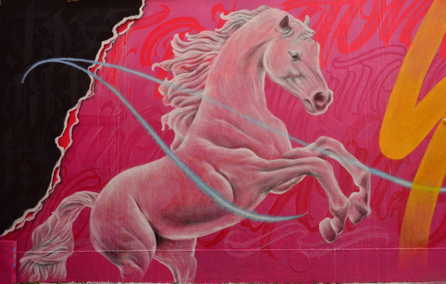 Cheval rose œuvre de Bysar Août 2024