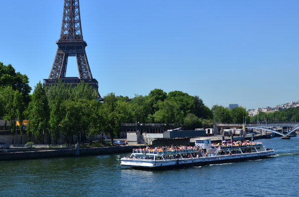 Bateau-mouche (sur la Seine, à Paris)