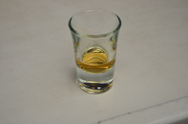 Verre de rhum (dégustation à la distillerie de Porto da Cruz, Madère)