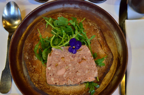 Terrine des Ménestrels sur son assiette en épeautre