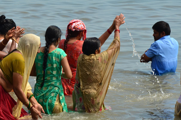 Ablutions dans la mer avant d'entrer au temple (Rameshwaram)