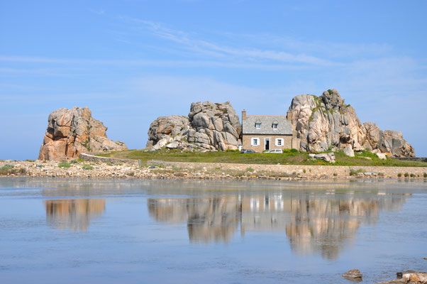 Maison bâtie entre deux rochers à Plougrescant