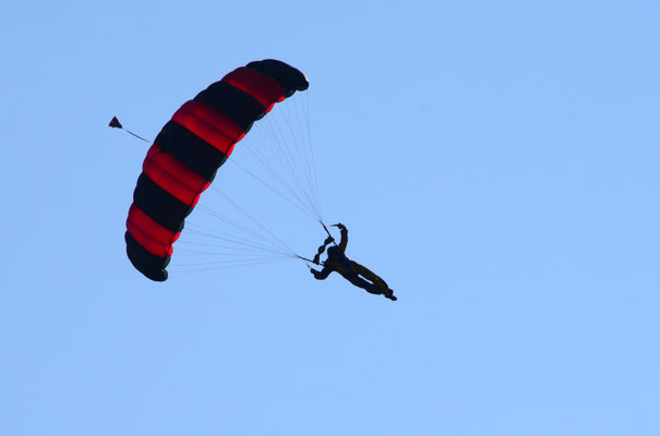 Sauter en parachute (Meeting aérien, Habsheim)