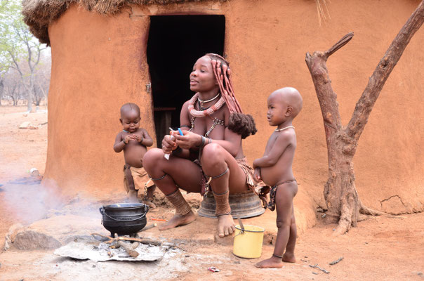 Scène de vie dans un village habité par les Himbas