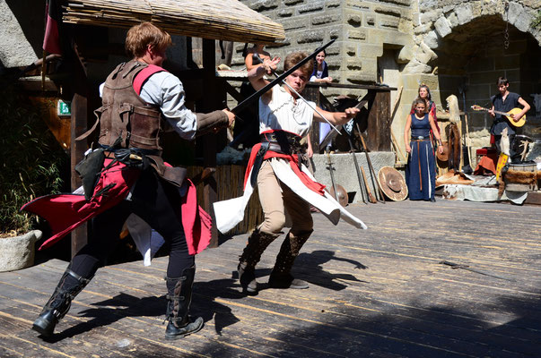 Combat à l'épée (spectacle de la troupe de la Harde, Carcassonne, juillet 2015)