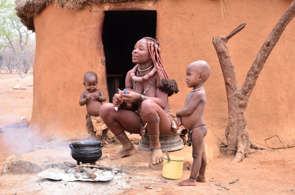 Scène de vie chez les Himbas, au village d'Otjikandero