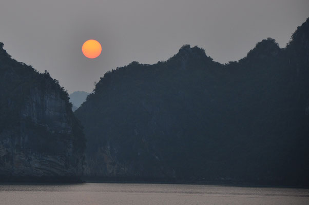 Globe orange au-dessus des montagnes  (Baie d'Halong, Vietnam)  Mars 2013