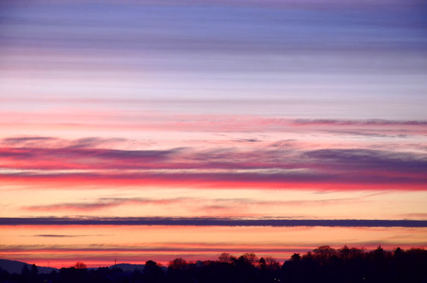 Ciel rayé de rose à l'aube