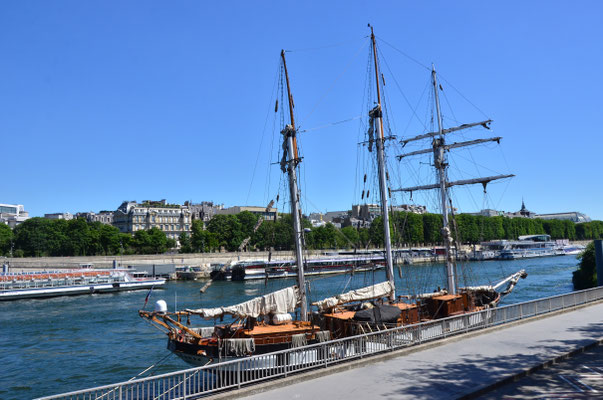 Monter à bord d'un voilier (Pont de l'Alma, Paris)