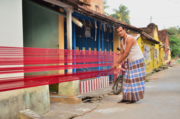 Tissage de sari dans la rue (Darasuram)