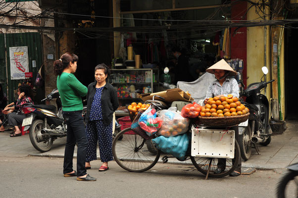 Marchande de fruits dans la rue (Hanoï)