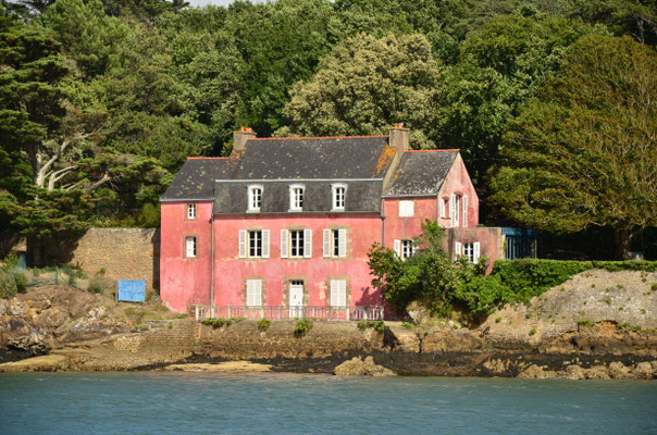 Maison rose servant d'amer (golfe du Morbihan)