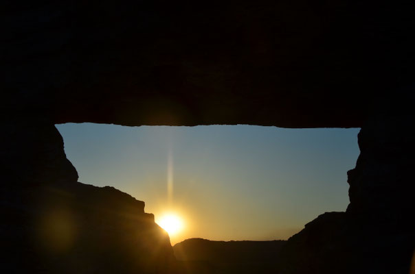 Soleil couchant dans la fenêtre de l'Isalo (Madagascar)