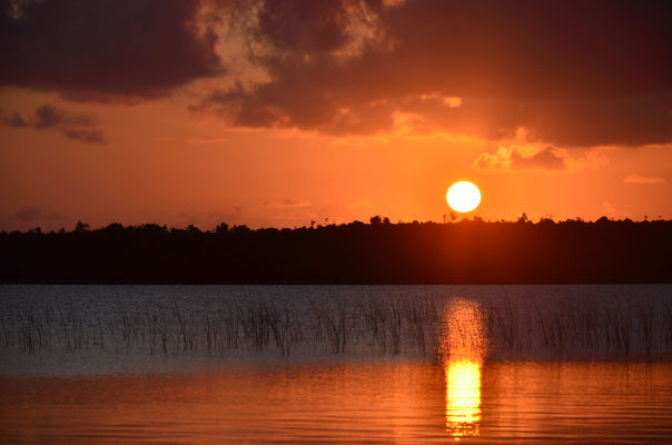 Reflet du soleil levant au lac Ampitabe (Madagascar)