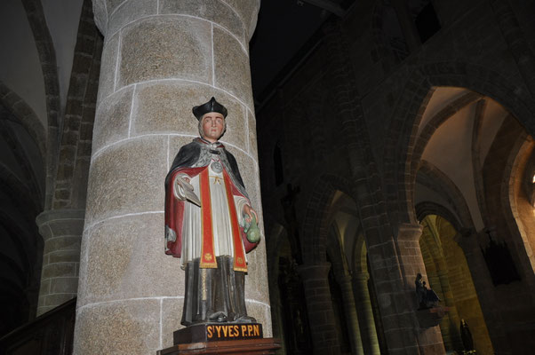 Statue de saint Yves dans l'église de Brélévenez