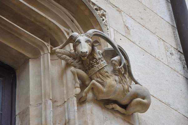 Décor sculpté sur une porte (Bourges)