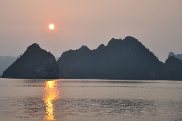 Reflet du couchant dans la baie d'Halong (Vietnam)