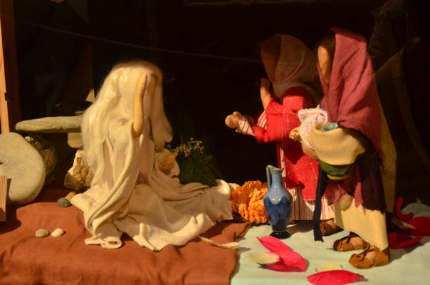 Les femmes découvrent un ange devant le tombeau vide  (exposition à la collégiale St-Martin à Colmar, décembre 2017)