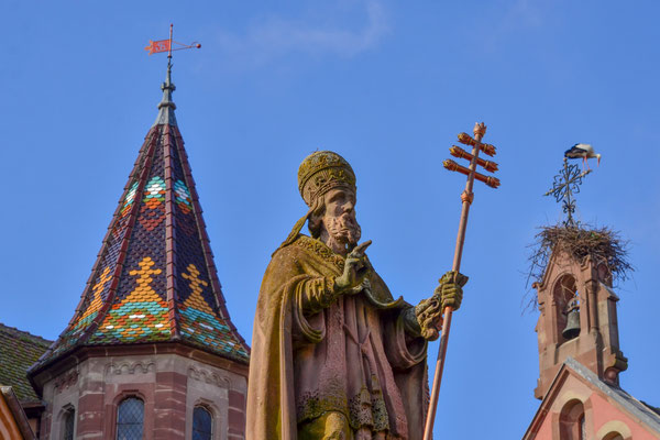 Statue de saint Léon et clocher d'Eguisheim (Haut-Rhin)