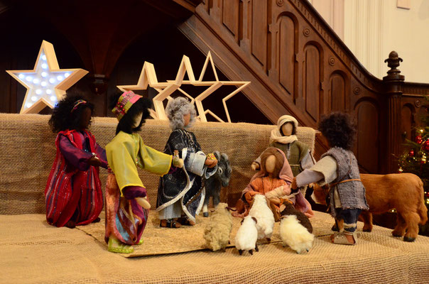 Adoration des mages (figurines réalisées par Catherine Foerderer - culte de l'Epiphanie au temple St-Jean de Mulhouse, janvier 2016)