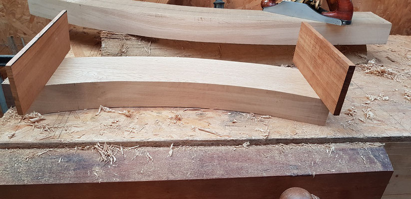 Richten von Hölzern für Schaukelstuhl model 2019. Using winding sticks to remove the twist from an oak board.