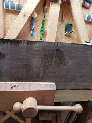 Eine Bohle Amerikanischer Walnuß wird für einen Schaukelstuhbau auf der Hobelbank vorbereitet. A plank of american black walnut wood mounted in the wood working vice for preparation for a rockin chair built.