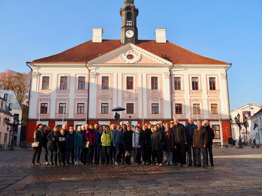 Vor dem Rathaus in Tartu, Estland