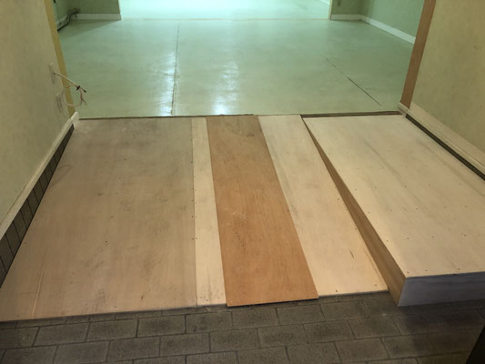 入り口はバイクを入れるのでスロープに。