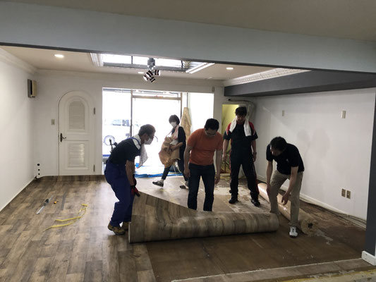 今日はネットで安く手に入れたフロア材を張ります