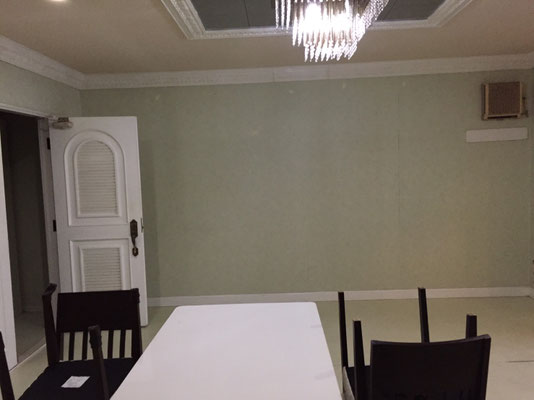 天井にはシャンデリア