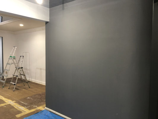 入り口の壁もグレー