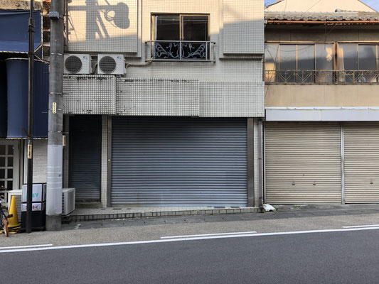 真向いにある空き店舗