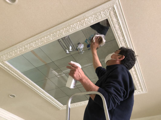 シャンデリアが付いてた天井を磨く 輝きが戻ってきた