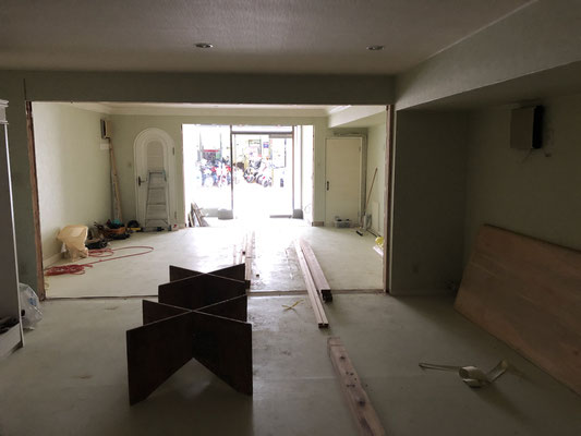 壁2つをぶち抜く。ここはお客様大工さんにお願い。破格値で