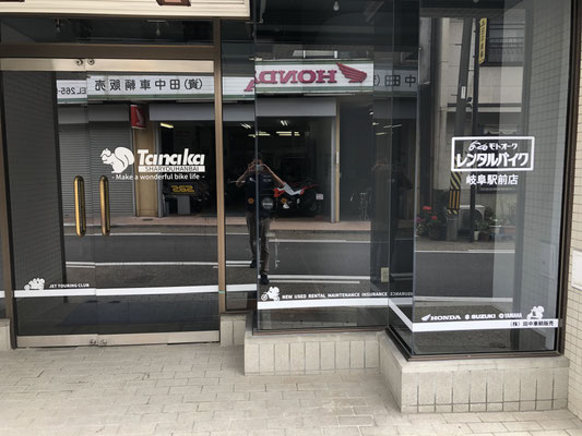 ショウウインドにロゴ これも器用なお客様が 素人の方です