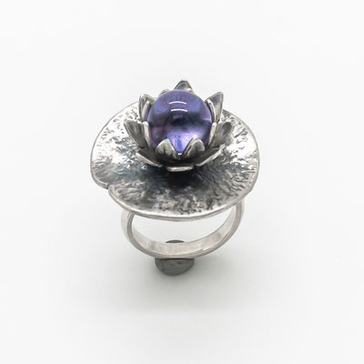 bague-contemporaine-argent-verre-lotus-violet-femme-artisan-bijoutier-joaillier-createur-auvergne-rhone-alpes