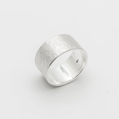 bague-contemporaine-argent-martelee-large-homme-femme-bijoutier-joaillier-auvergne-rhone-alpes